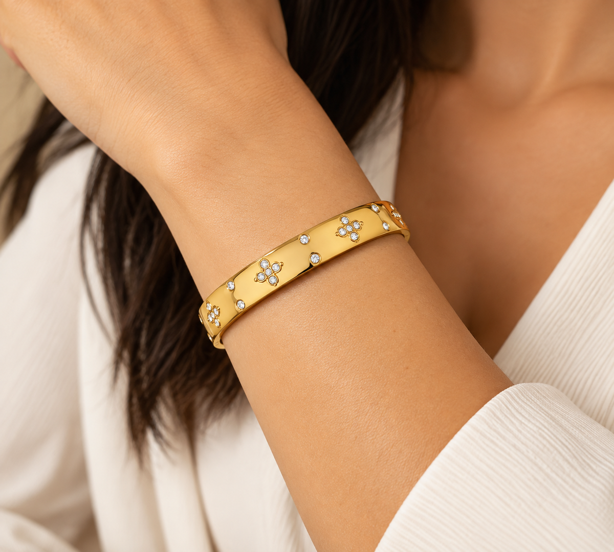 Four-Petal Crystal Bangle